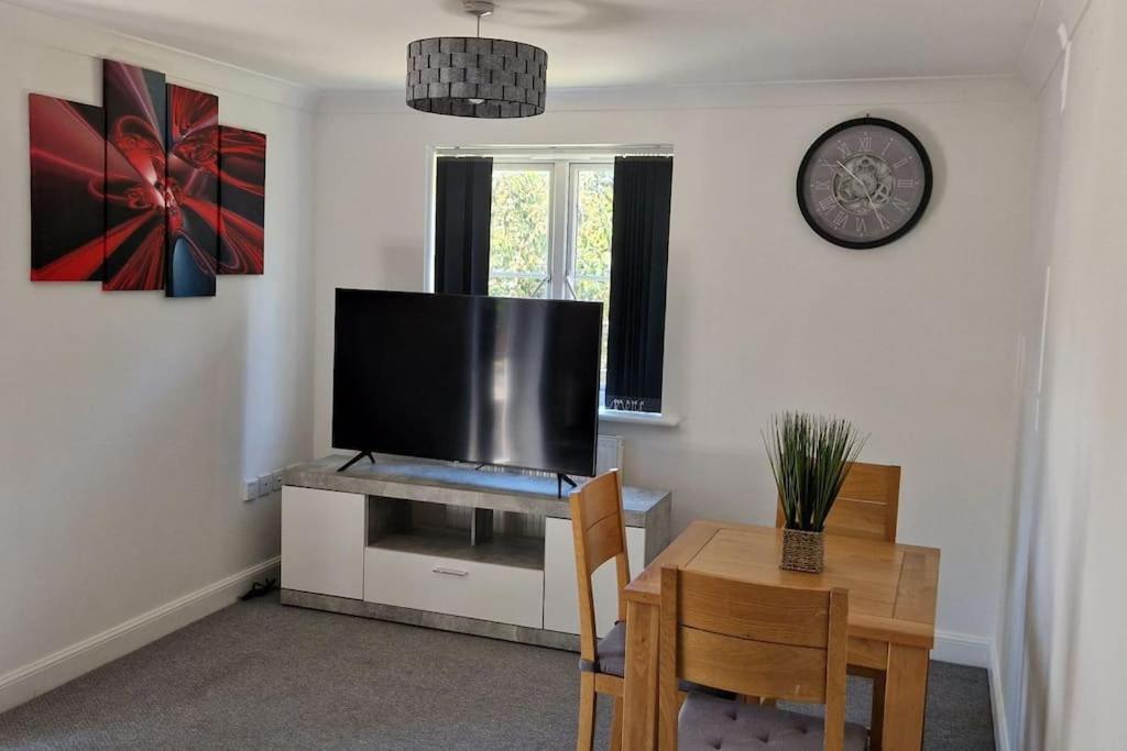 Greenhithe Cosy Apartment, Netflix And Sport Channels エクステリア 写真